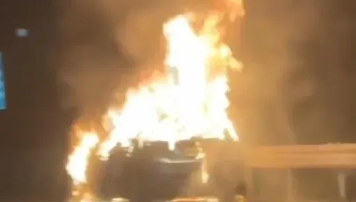 國3北上三鶯交流道火燒車！自小客車淪火球燃燒　駕駛、乘客狀況尚不明