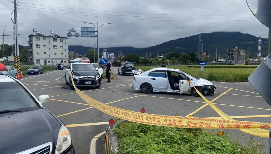 影/口袋戰術奏效！新竹3毒蟲掛假車牌撞警車　棄車落跑仍遭逮