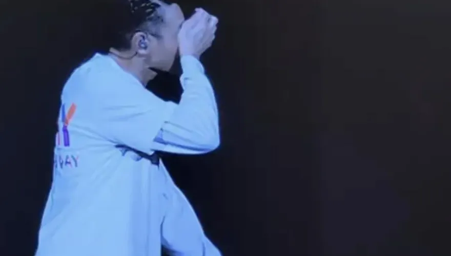 直擊/劉德華演唱會數度爆哭！被粉絲手幅應援感動：永遠陪你們