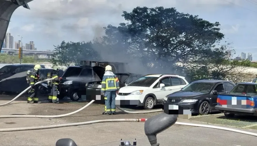 北市萬板大橋下火燒車！河堤停車場「整輛爆炸起火」鄰車遭波及