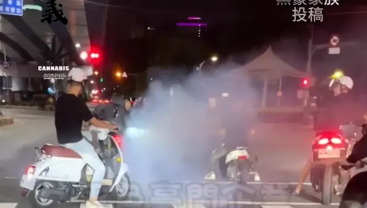 影/囂張市區猴！深夜沒戴安全帽、未掛車牌「燒胎競速」　警不忍要查了