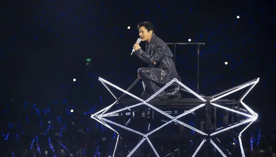 張遠低調現身張信哲演唱會　鏡頭掃到...5萬人嚇瘋