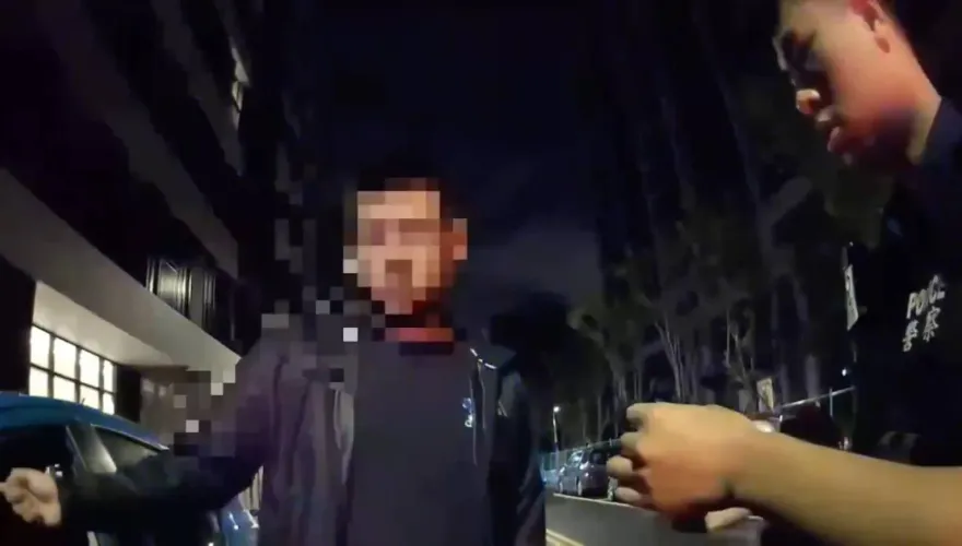 影/共享汽車沿路搖晃違規跨越雙黃線　駕駛疑毒駕遭警搜出大麻菸彈