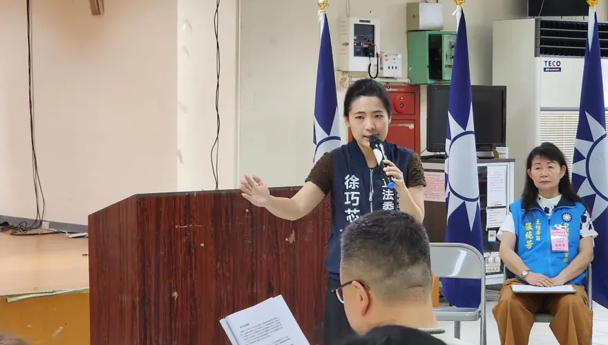 立院深夜電梯大戰！徐巧芯戰力超狂電爆沈伯洋  「打爆影片」曝光網暴動朝聖
