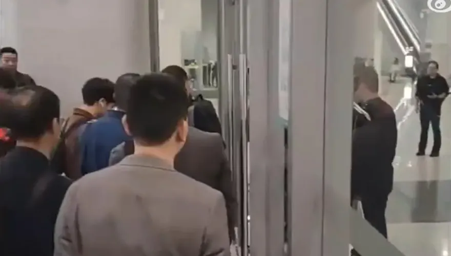 影/下了車出不了站！湖南乘客被困20分鐘　竟因工作人員「睡過頭沒開門」