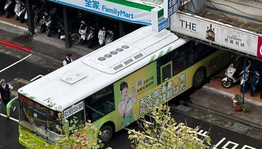今年信義區第2起公車闖禍！北市「277路倒插騎樓」超商慘狀曝