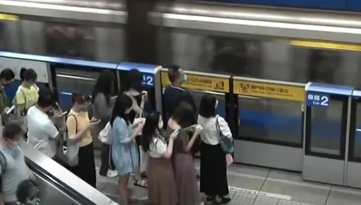 獨/江子翠站傳夾人事件！女客硬上沙丁魚車廂「卡列車與月台門間」北捷證實