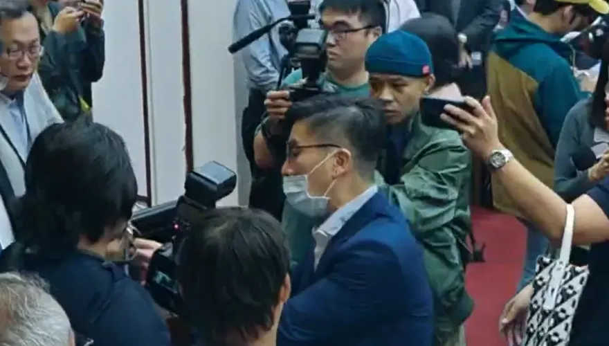 財劃法審議現場直擊！鍾佳濱失控對記者動粗　藍委驚呼「民進黨一個比一個瘋」