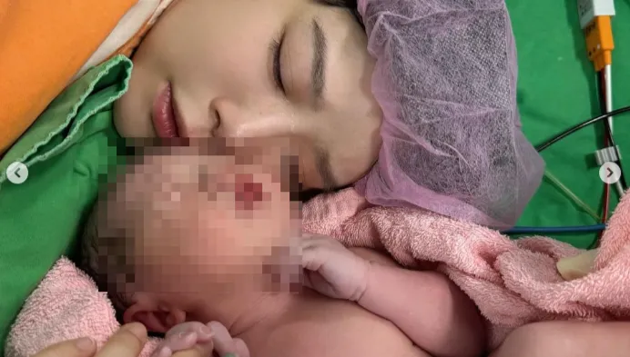 曾淚吐試管艱辛！李佳穎曬「母子牽手照」順利產子　甜喊：努力做你的好媽媽