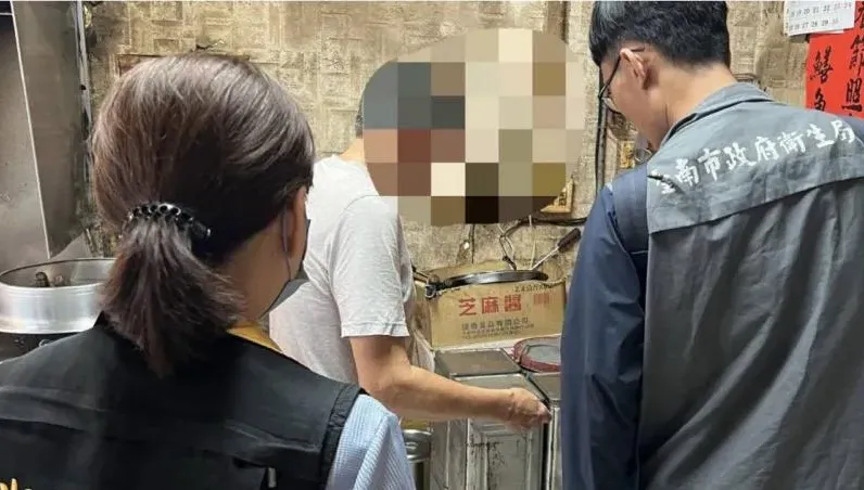 美食之都食安連環爆！台南鱔魚名店「叼菸料理」遭檢舉　衛生局開查