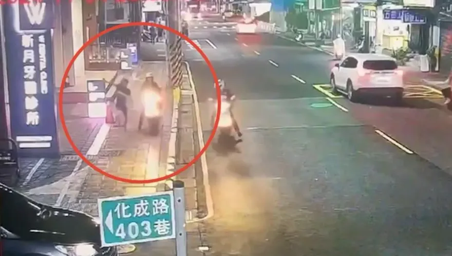 影/路邊看到警車手刀衝刺折返跑　員警狂奔追百米抓到越南籍失聯移工