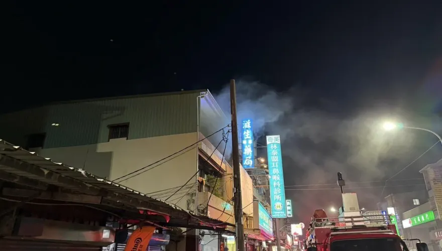 晚間無情祝融！台南透天厝竄火舌伴濃煙燃燒書房　幸無傷亡