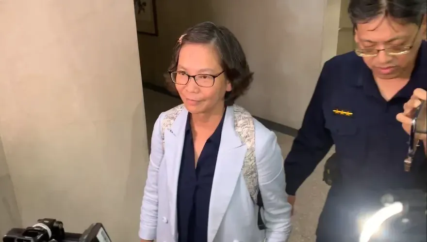 終於要出家當和尚了！柯文哲剃光頭現身應訊　蔡壁如：修身養性從頭來過