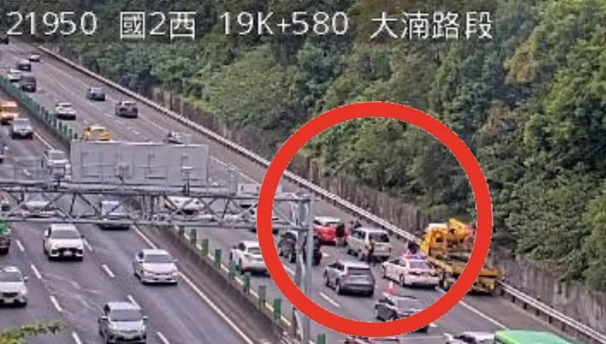 塞爆！國2東向19.8K嚴重追撞    後方回堵車速剩20公里