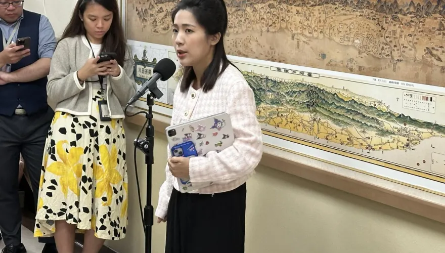 鍾佳濱控藍委助理打人　徐巧芯喊「碰瓷」笑稱：真的揍就幫他加薪