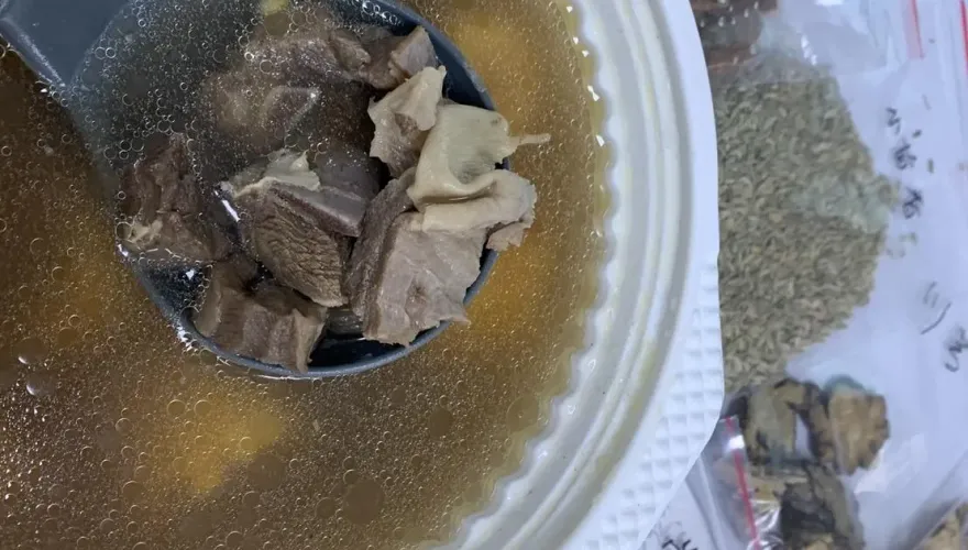 中年男「藥膳羊肉爐」連吃3天...脖子、頭皮狂長痘！醫警告：亂補恐傷身
