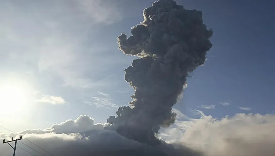 印尼火山又噴發！滾滾煙塵直衝天際5千公尺　日本憂引發海嘯波及沖繩