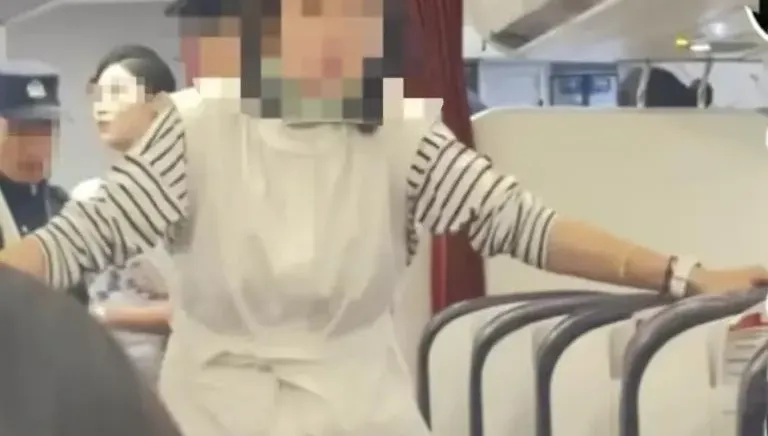 影/哈爾濱女子大鬧班機嗆聲自己「有背景」　空少手臂慘被抓滿滿傷痕