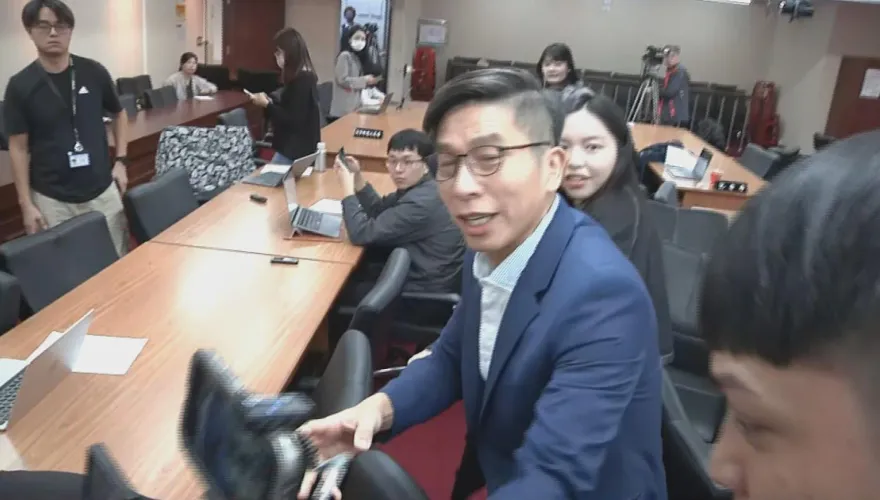 直擊！鍾佳濱對媒體動粗上癮了？國會殿堂怒推攝影記者