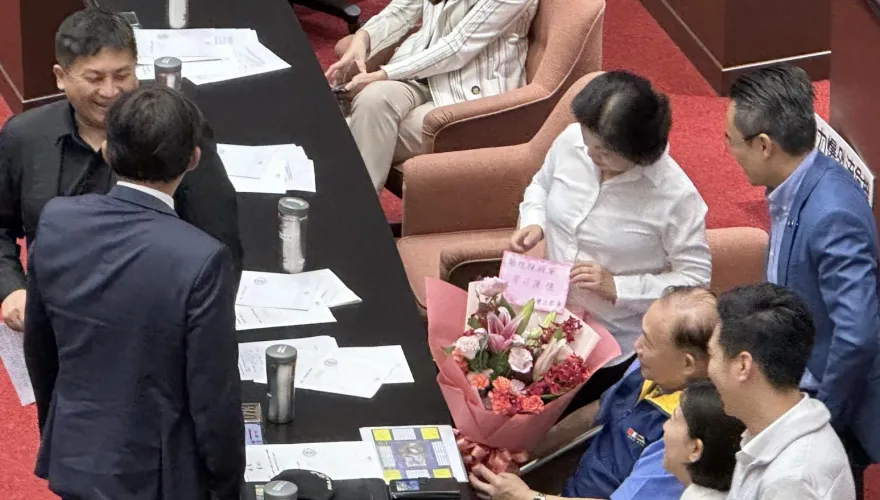 陳永康立院衝突韌帶斷了！民眾黨團送上鮮花慰問　吳宗憲笑稱可拿來擋