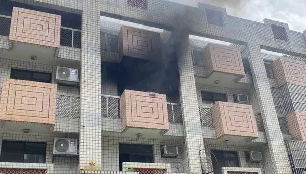 桃園觀音透天民宅失火！3樓駭人黑煙狂竄　1歲女嬰嗆傷急送醫
