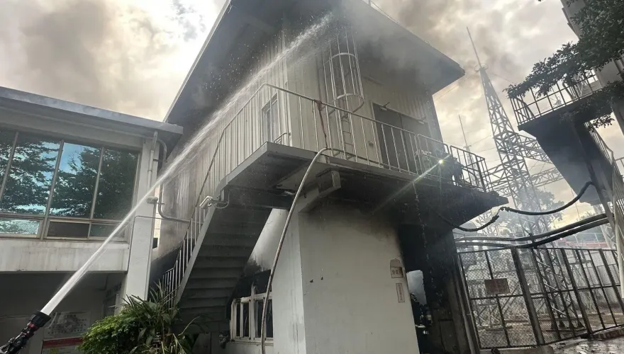 台中清水造紙廠驚傳火警！高壓配電室燃燒　警消20車衝現場灌救