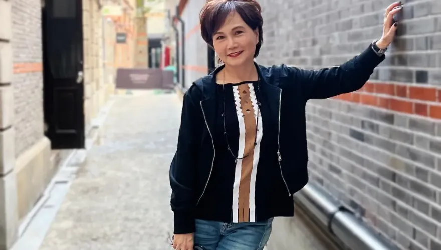 65歲前主播沈春華上海驚魂記！脖遭下壓、雙膝跪地：老天要我學教訓