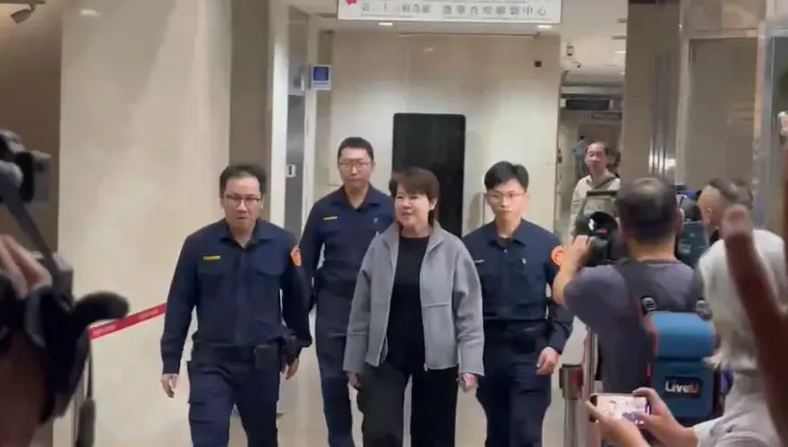 影/黃珊珊笑著離開北檢！京華城案只列證人首度遭檢廉傳喚　作證6小時獲請回