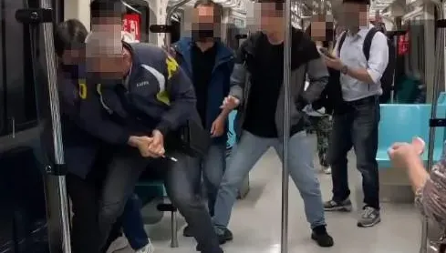 北捷女車廂內持刀攻擊畫面曝！乘客聽有人大叫　轉頭見「男同學臉上都是血」