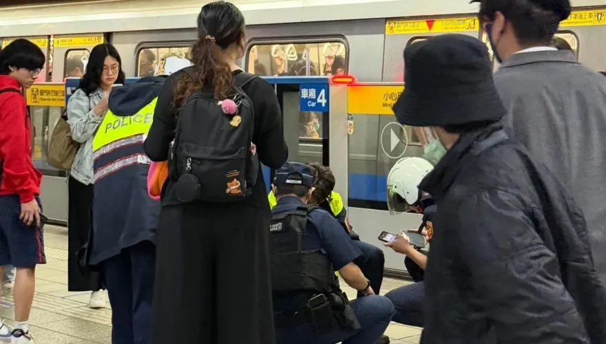 同車視角曝光！北捷新埔站女子隨機傷人　網友PO驚險逮捕照：跟她同車廂！