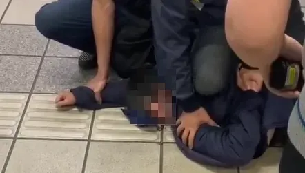 北捷板南線爆女乘客持刀傷人！新埔站太混亂警一度以為2乘客傷