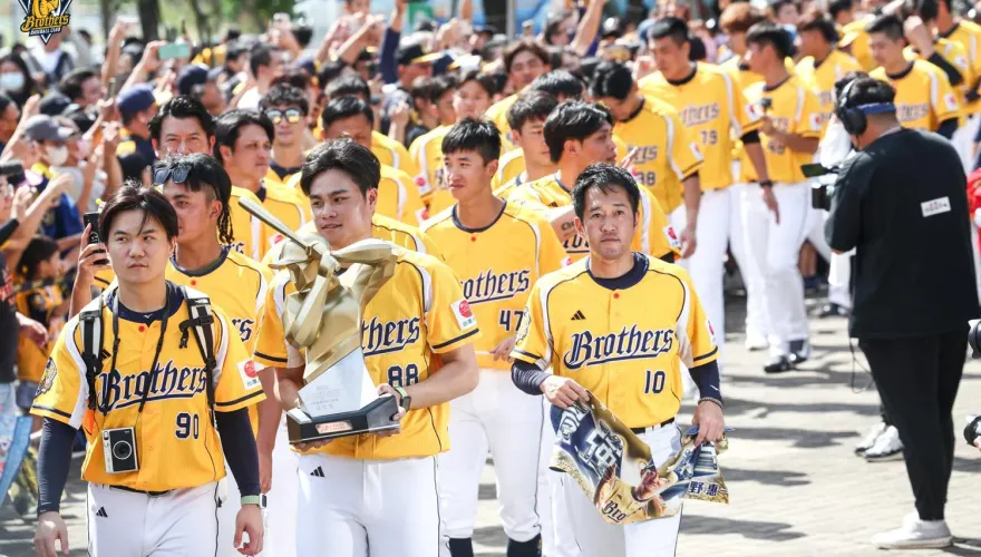 中信兄弟「台中封王遊行」！總教練平野惠一幸福喊：台灣球迷比日本更熱情