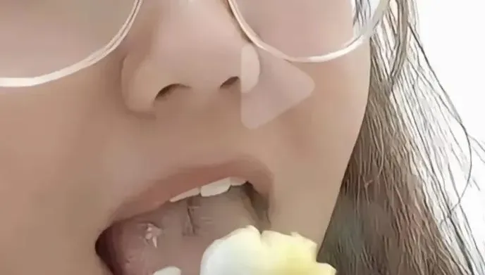 驚！陸美食網紅舌頭長菜花？造訪餐館紛砸碗盤自清　本尊澄清被惡整P圖