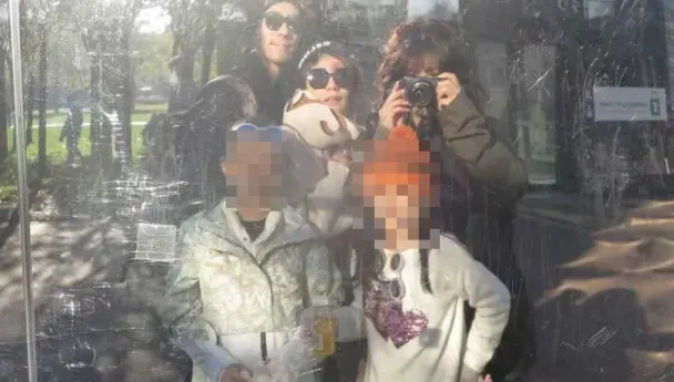 被女兒梧桐妹出賣！50歲賈靜雯「呆坐路邊照」曝光　凍齡美貌藏不住