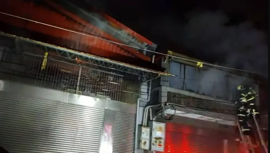 濃煙狂竄！北投工廠夜晚突失火　2樓竄濃煙消防急救援