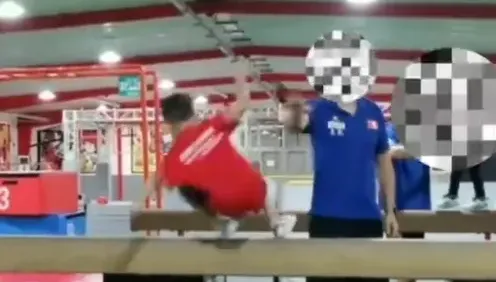 影/好痛！4歲男童初學走平衡木遭推倒致骨折、高低肩　陸體能館喊冤：賠45萬太貴
