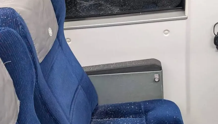 台鐵太魯閣號「行駛中爆火光」車窗遭擊碎！　列車緊急停駛