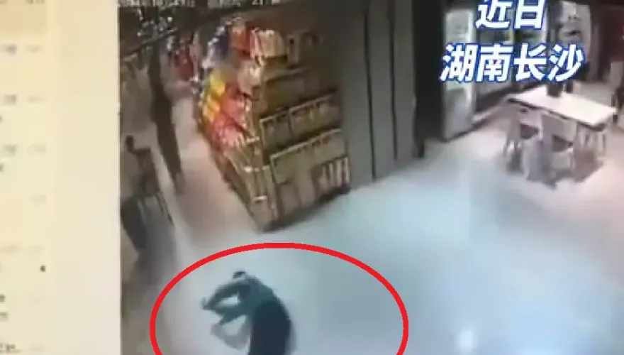 影/陸男童超市奔跑摔倒致「腦震盪」　媽質疑為何無人扶…怒「砸店」討說法