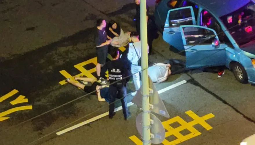影/案情曝光！新店街頭「警車衝撞攔停」逮2男1女　原來有毒品通緝犯