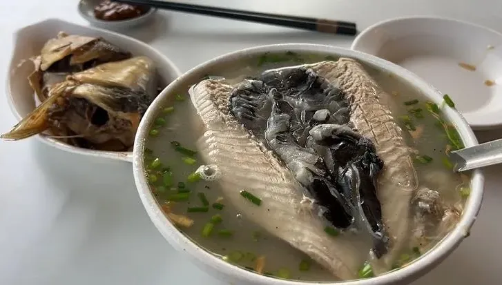 影/阿堂鹹粥漲到300元！闆娘喊「虱目魚賣一片虧一片」挨批矯情