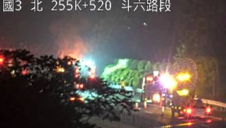 影/火煙狂竄現場直擊！國3南向256k斗六段轎車狂燃　傷亡不明