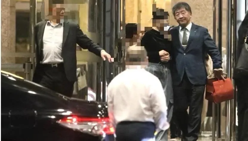 直擊/陳時中摟妹玩很嗨？王必勝任中華開發資本副總揪飯局為何事、還飄出了粉味