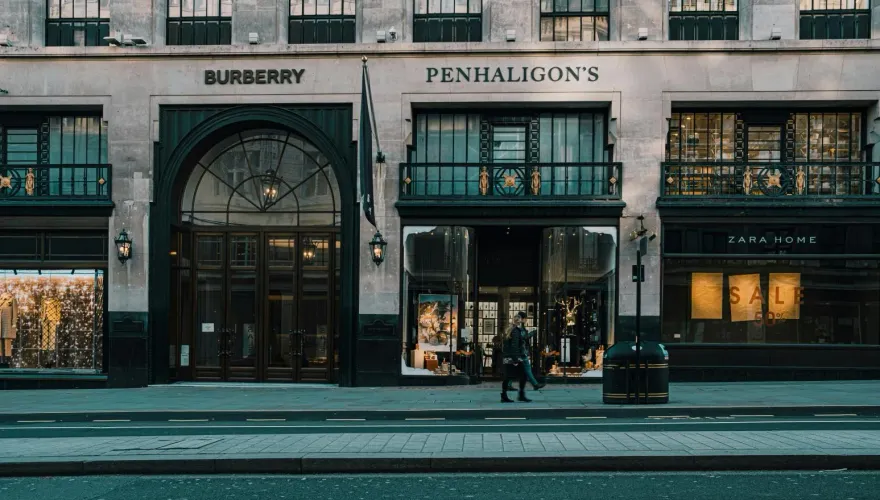 奢侈品寒冬來了？英王室御用品牌Burberry傳被收購　買家為「義國羽絨服之王」
