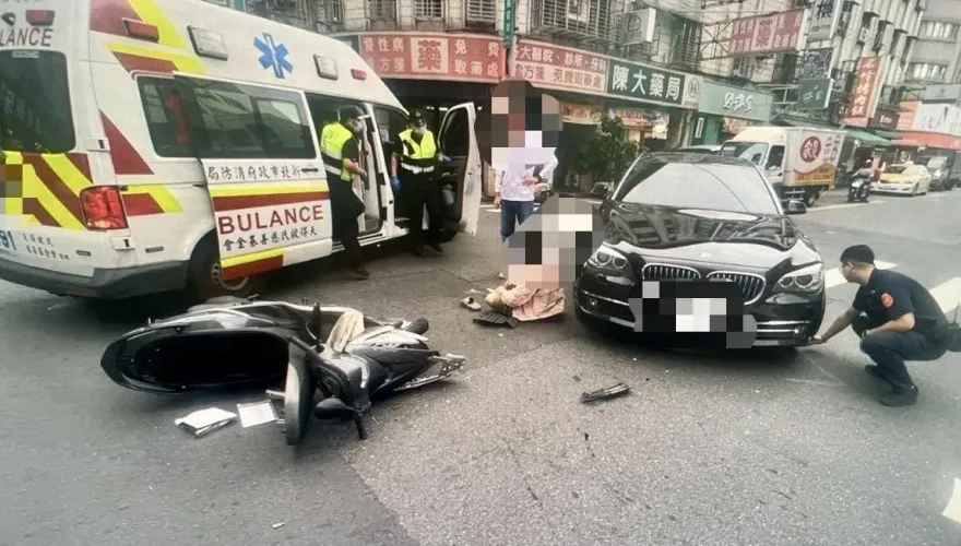 影/撞擊瞬間曝！蘆洲BMW「大7」闖紅燈左轉　女騎士遭擊落女慘摔骨折
