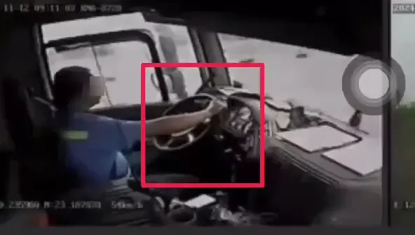 影/直擊！殺人貨櫃車5秒連切3道　1車遭「鏟入分隔島」、另車變廢鐵