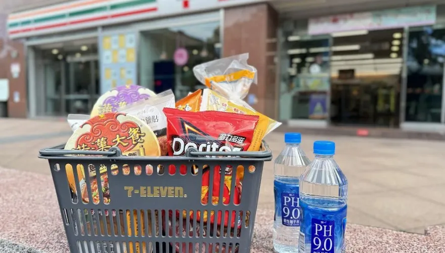 防颱先掃貨！7-11限時3天泡麵、飲品買1送1　提升雨具備貨量