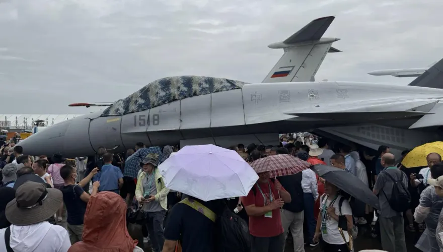 影/珠海航展「雨民同樂」！借殲15T躲雨、蘇35烘衣服...陸網笑翻