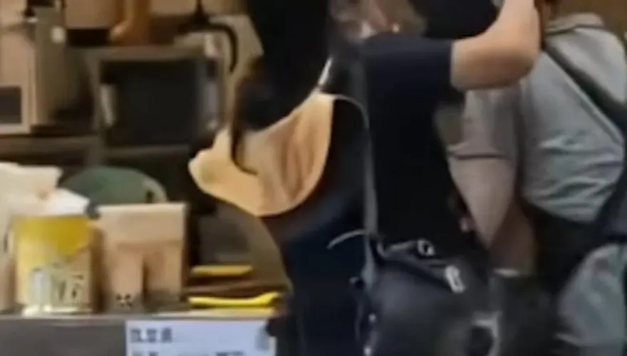 影/兒子偷奶茶被抓！廣州女竟飛踢抓髮還亮刀　嗆店員：誰叫你放那？