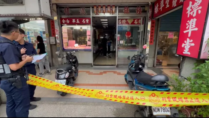 影/搶匪畫面曝！苗栗驚傳銀樓搶案　口罩男得手金飾逃逸