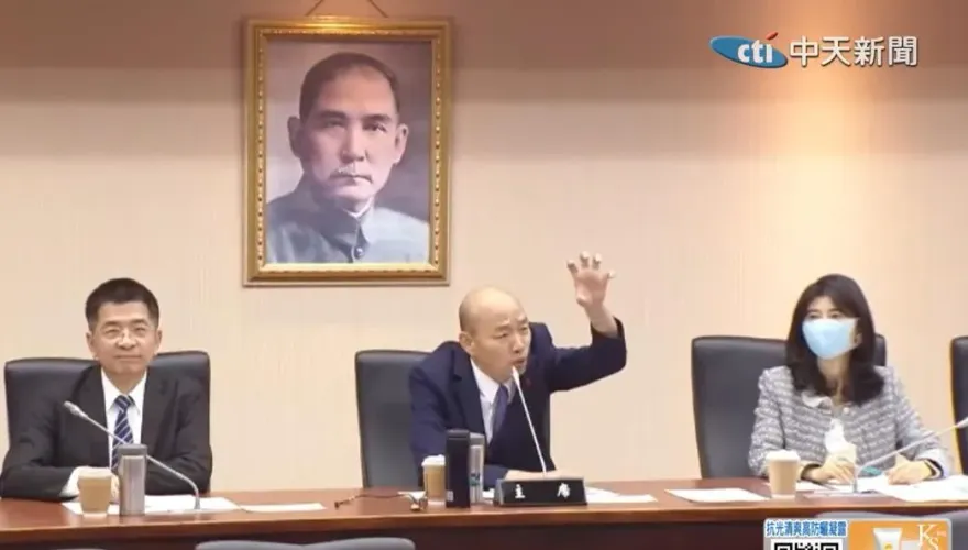 綠、白總召為大法官人事審查時間起爭執　韓國瑜嗆閉嘴：2位加起來130歲了